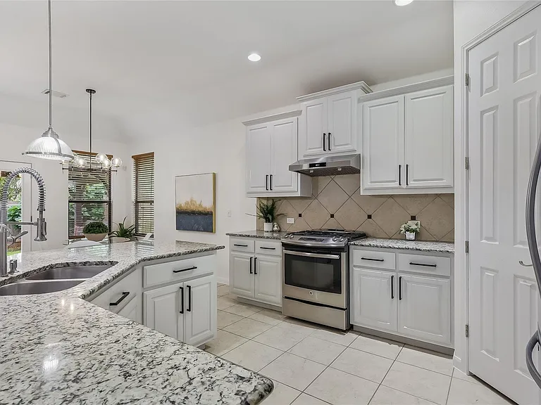 5501 Allamanda Dr — Photo 8