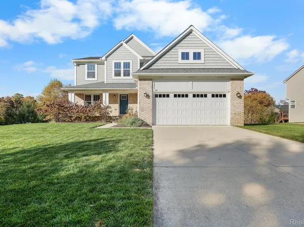 94 Blackberry Dr, White Lake, MI 48386