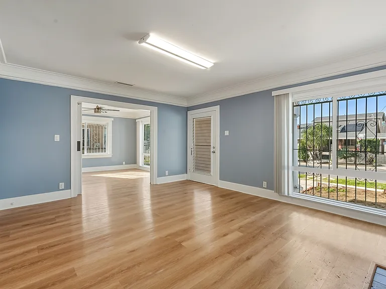 1174 N Alexandria Ave — Photo 2