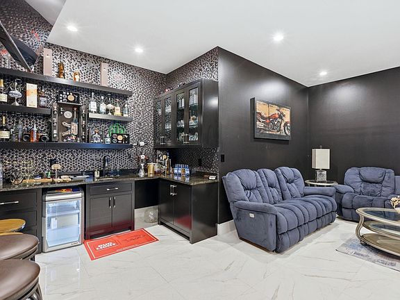 5th image of 101 Falstone Dr