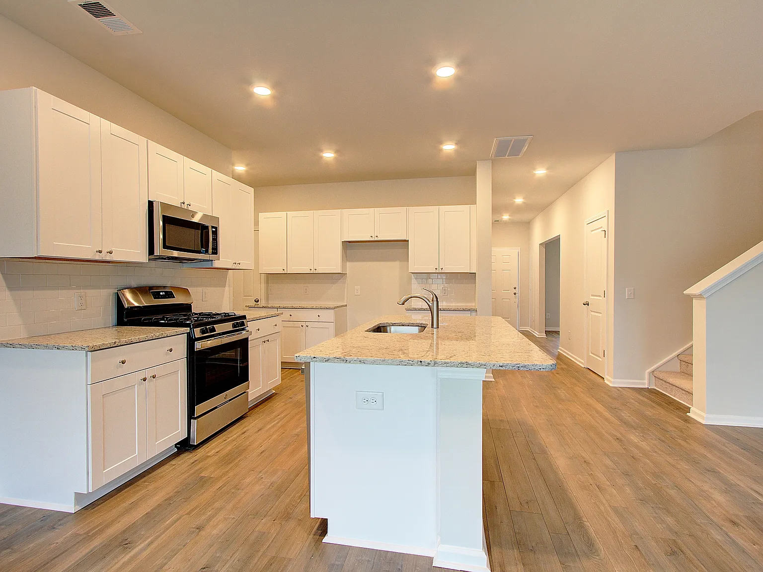 6 bed, 2.5 bath, 3006 sqft, $2,895 — Photo 3