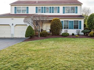 13 Locksley Ln, Manalapan, NJ
