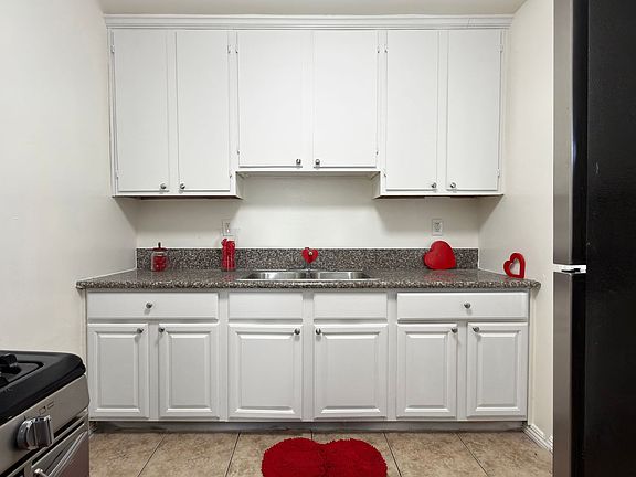 5th image of 2021 Pine Ave APT 1