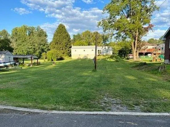 Willow Ave, Walnutport, PA 18088