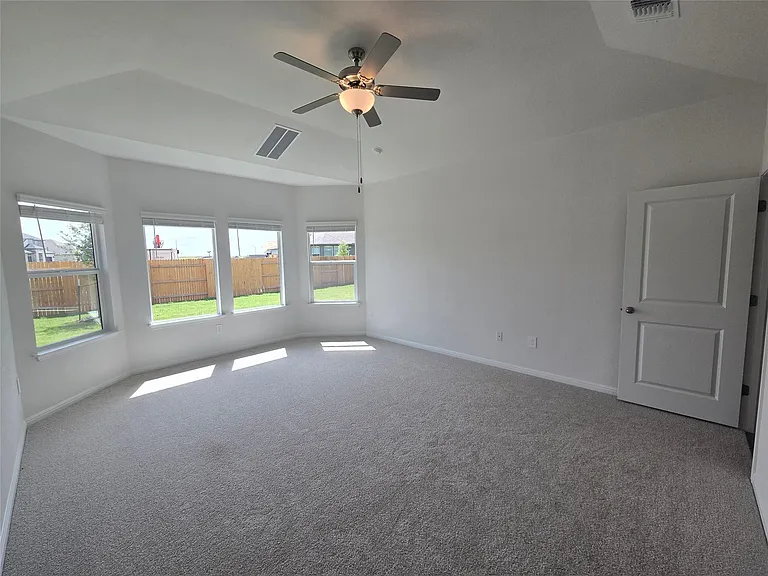 715 Universal Dr — Photo 17