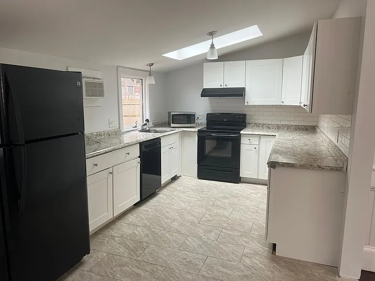 75 Manor Rd — Photo 2