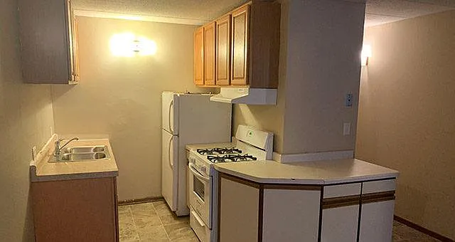 Mile Manor Apartments — Photo 2