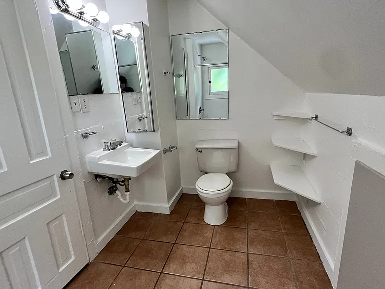 306 Hollister SE — Photo 8