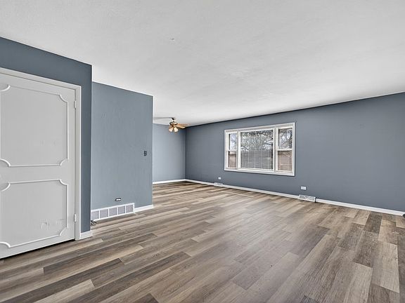 3rd image of 5870 Garrett Ln