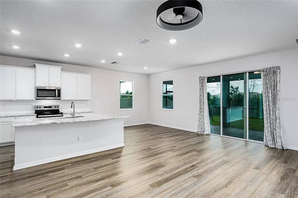 4 bed, 2.5 bath, 2043 sqft, $2,875 — Photo 4