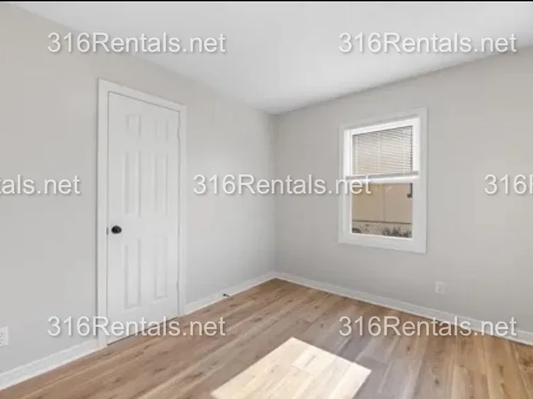 2116 S Mosley Ave — Photo 11