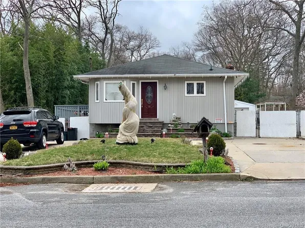 18 Raymond Avenue, Farmingville, NY 11738