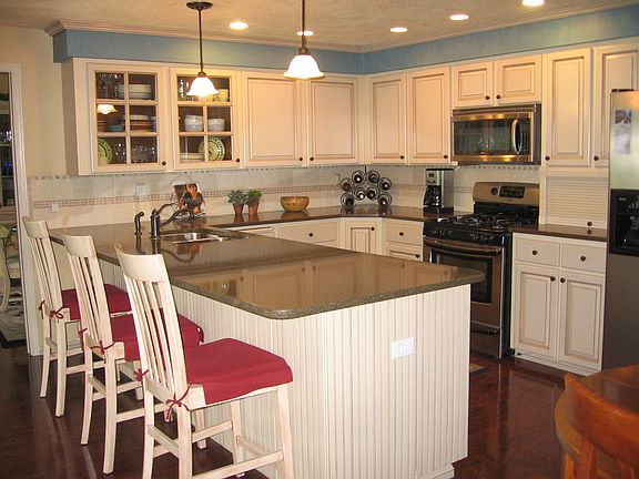 Gourmet kitchen, granite counter, stainless appliances, hardwood floor