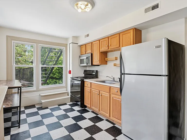 421 N Walnut St — Photo 6