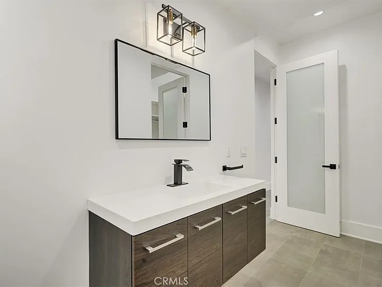 5520 Woodlake Ave — Photo 32