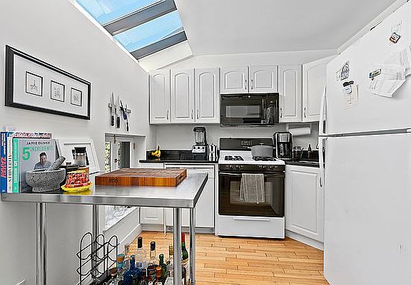 4th image of 345 W 20th St #4