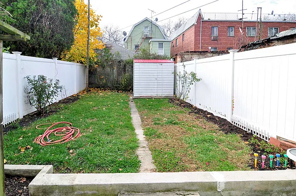 Sold by CENTURY 21 Sunny Gardens Realty, Inc. | media 28