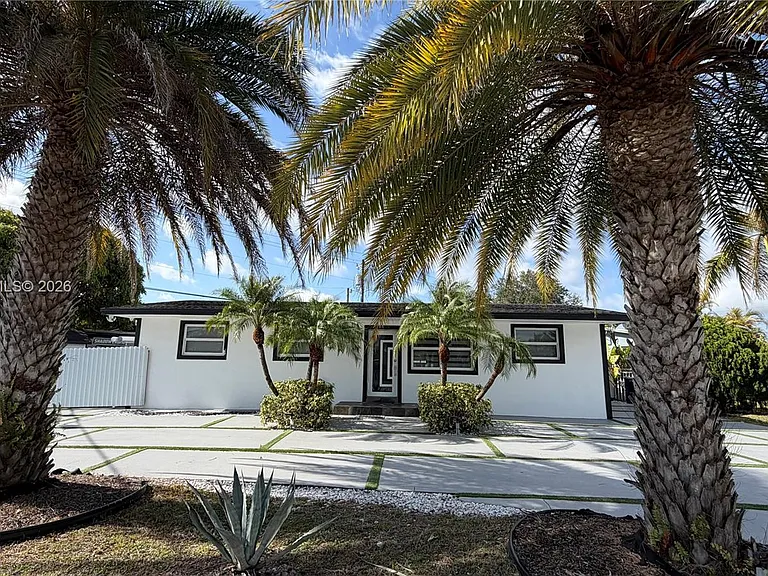 11500 SW 185th Ter — Photo 2