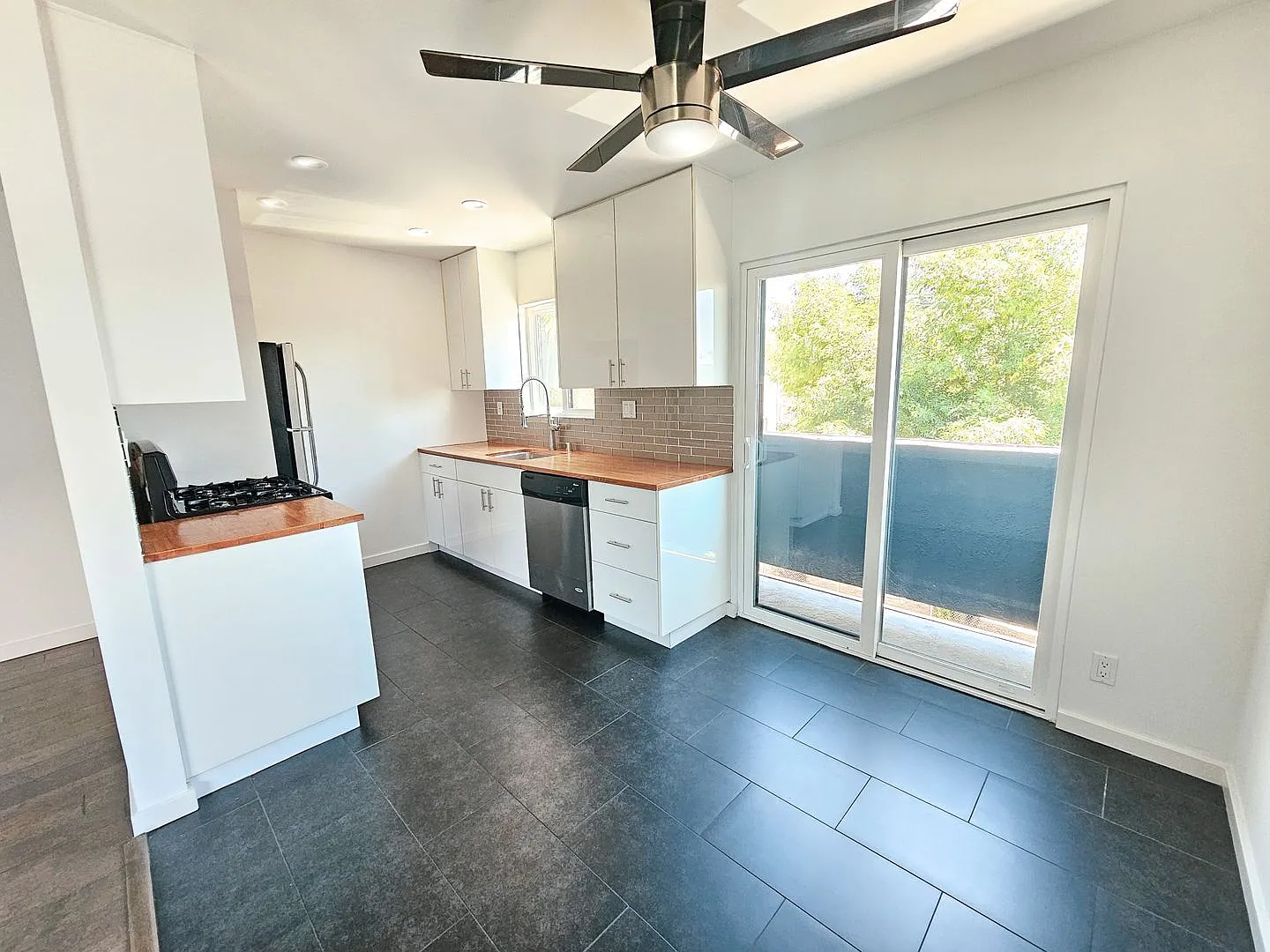 2 bed, 825 sqft, $2,745 — Photo 2
