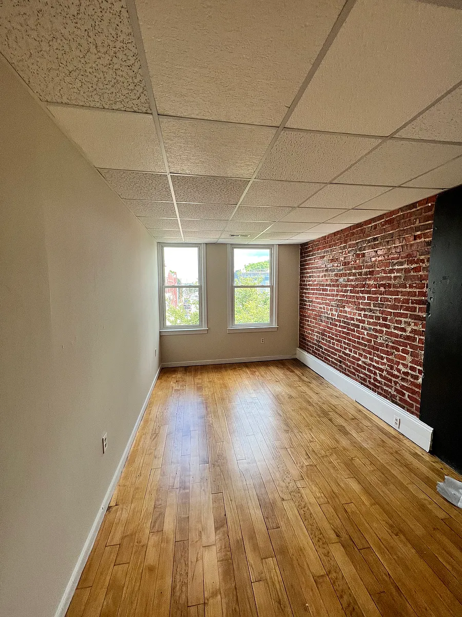 Building Photo - 815 W Broad St #D