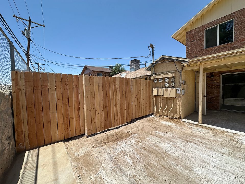 wood fence backyard
full privacy