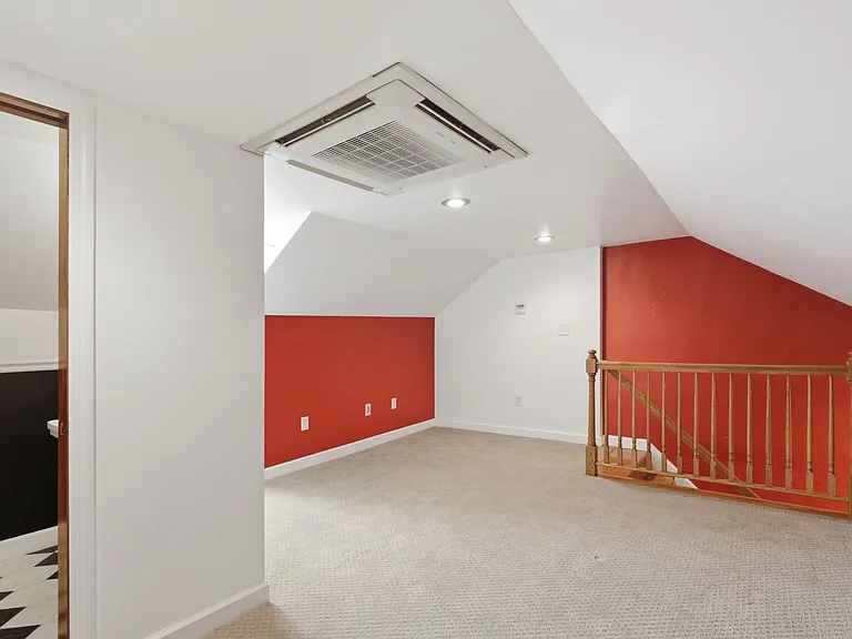 339 E Chestnut St — Photo 22