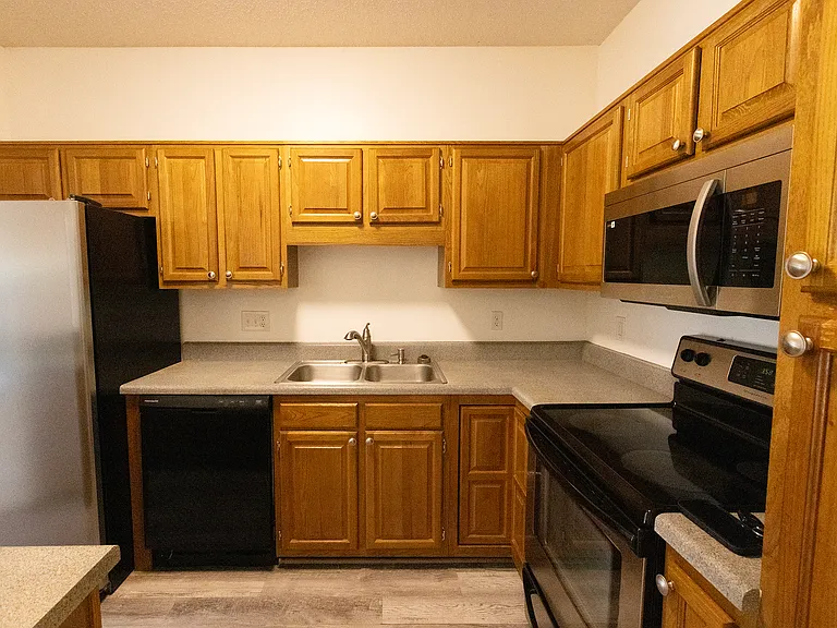 1355 Lake Dr — Photo 8