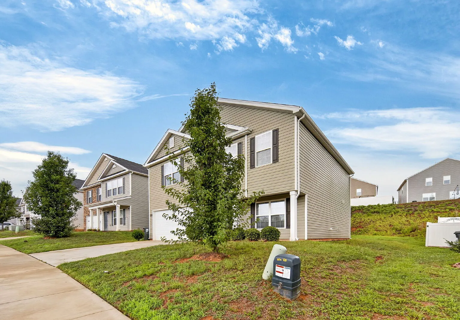 3 bed, 2.5 bath, 2243 sqft, $1,899 — Photo 3