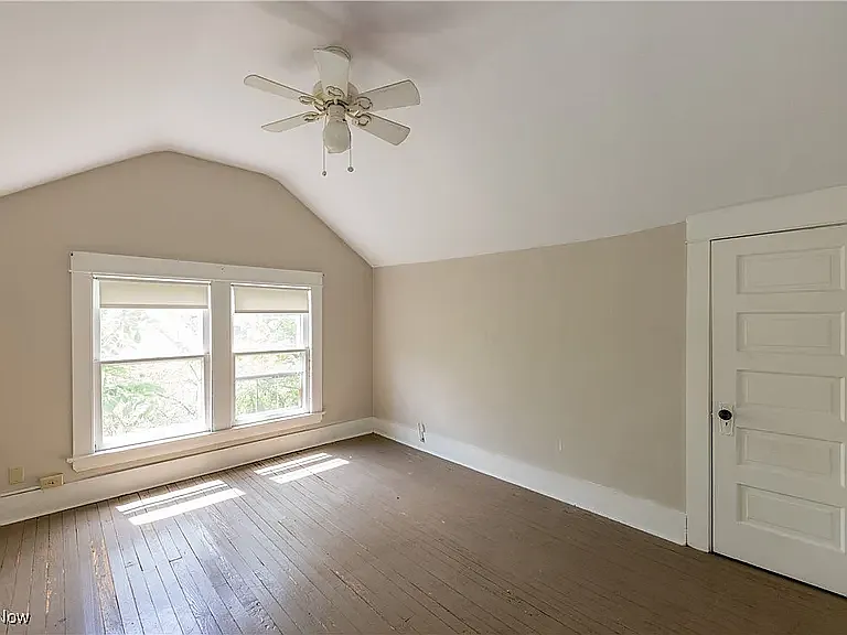 2572 Mayfield Rd — Photo 35