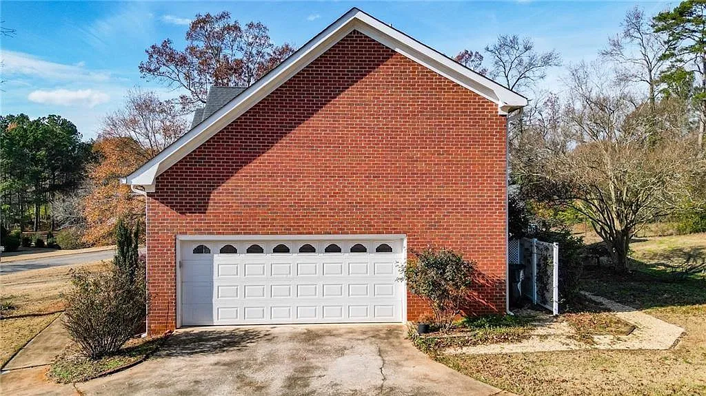 4 bed, 2.5 bath, 2251 sqft, $3,100 — Photo 2