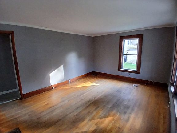 5th image of 317 Erie St Floor 1
