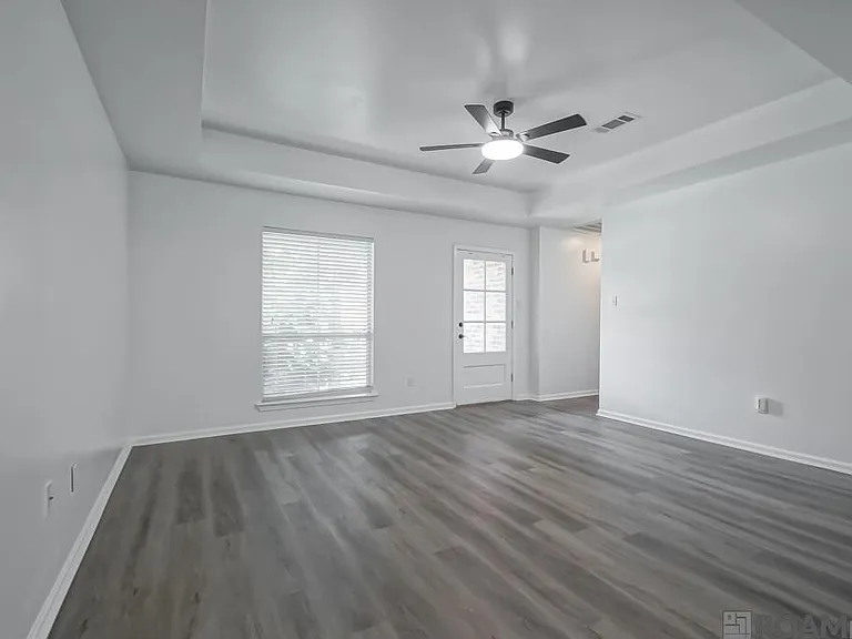 14211 Parkridge Dr — Photo 2