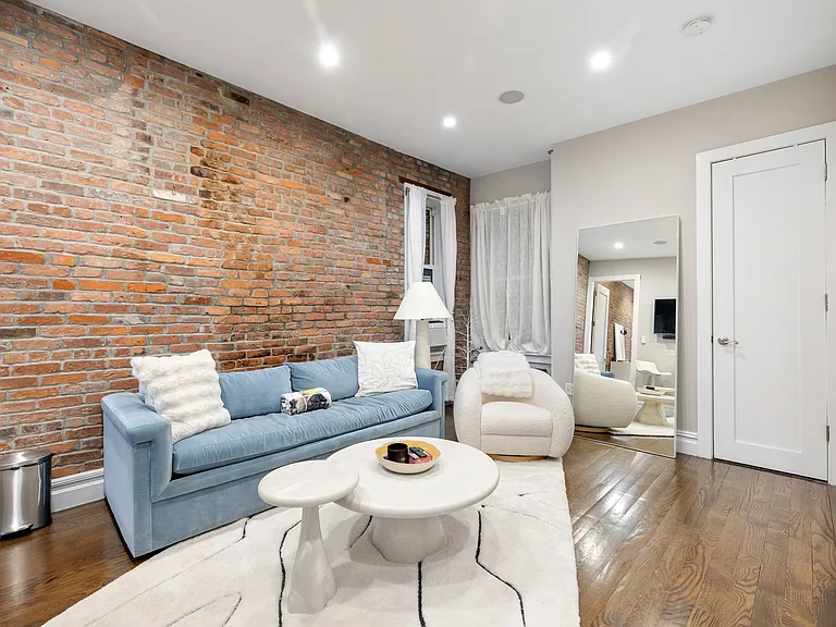 321 W 11th St #15 — Photo 1