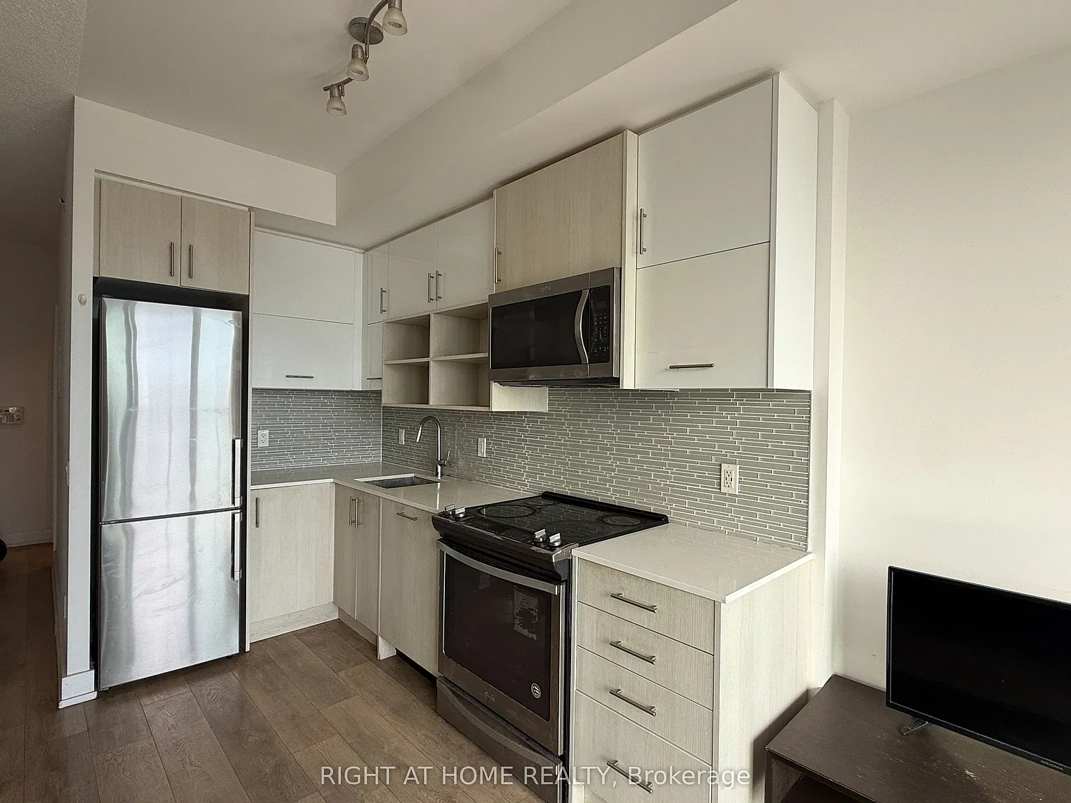 150 Fairview Mall Dr — Photo 3