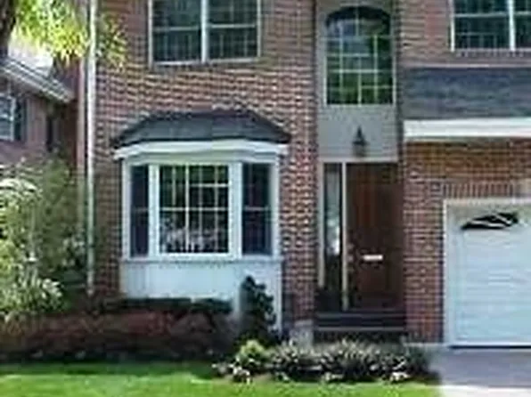 4 E Nassau Dr Unit D6, Great Neck, NY 11021