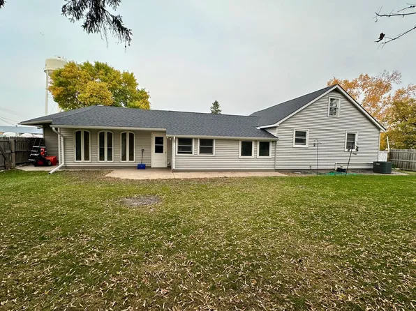 102 4th St SW, Roseau, MN 56751