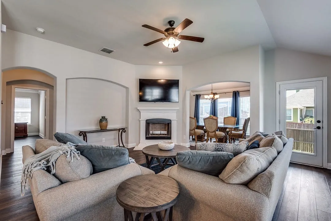 4 bed, 2.0 bath, 2087 sqft, $3,025 — Photo 3