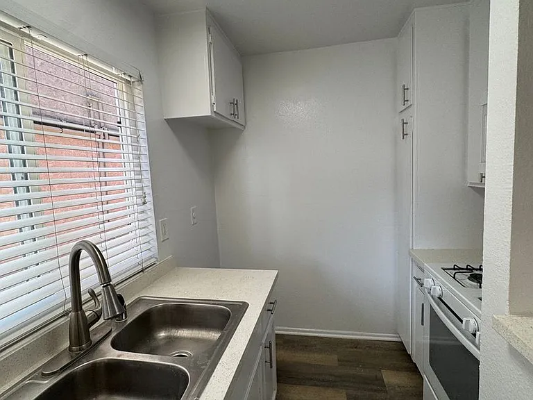 6736 Cleon Ave — Photo 17