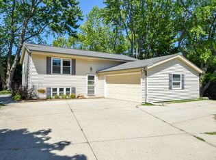 2136 Sunnyside Dr, Waukesha, WI 53186