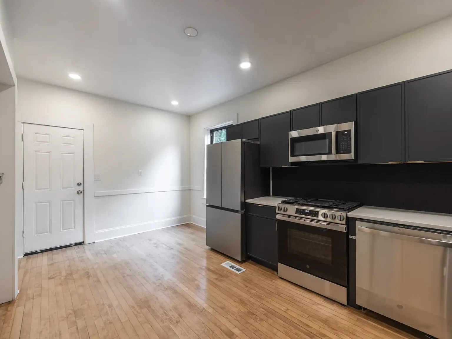 2 bed, 850 sqft, $2,795 — Photo 2