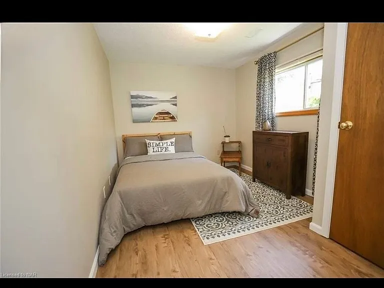 64 Chapel Hill Cres #LOWER — Photo 8