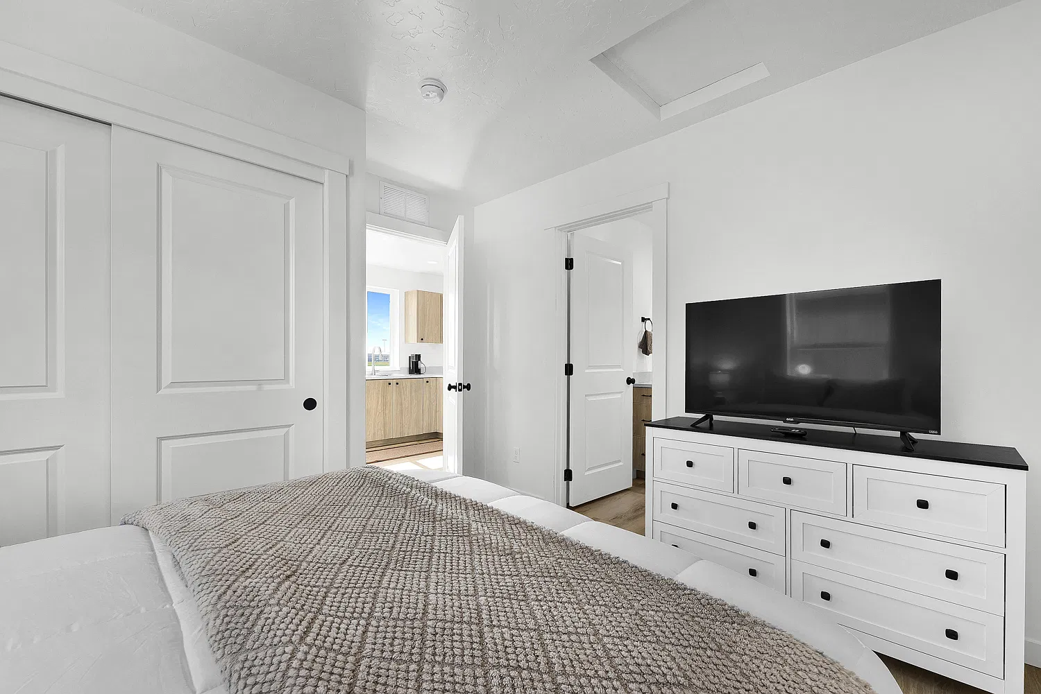 108 C Ave — Photo 2