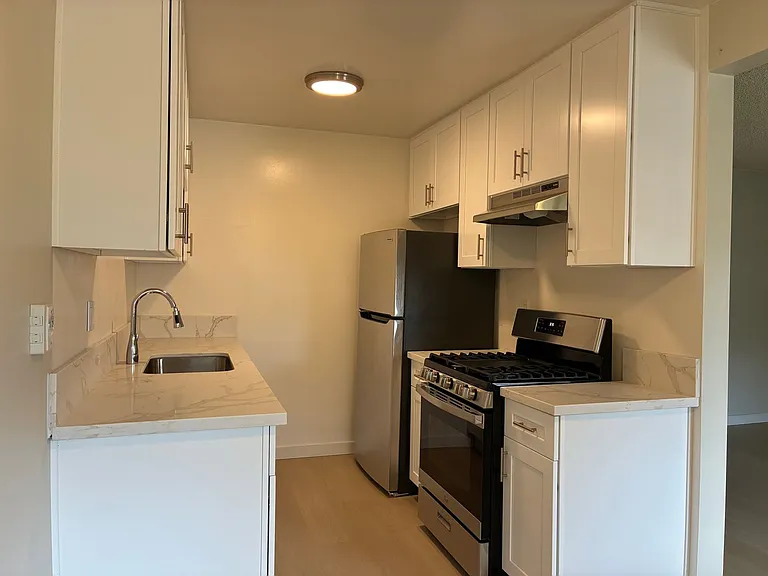319 N Kenwood St — Photo 5