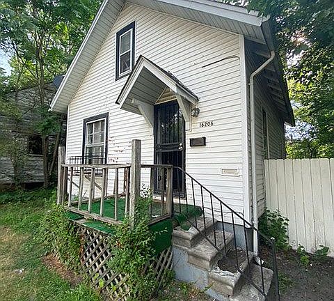 2nd image of 16206 Sorrento St