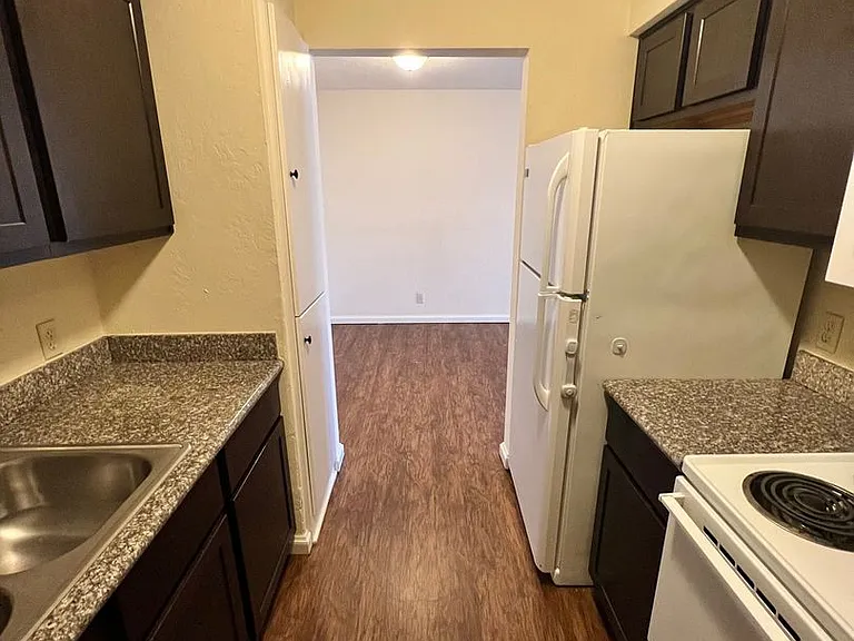 Renaissance Park Apartments — Photo 4