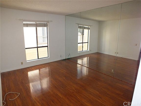 5th image of 441 Fairview Ave Unit 3
