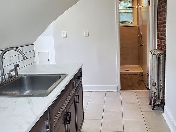 4th image of 153 Greenwood Ave Floor 3