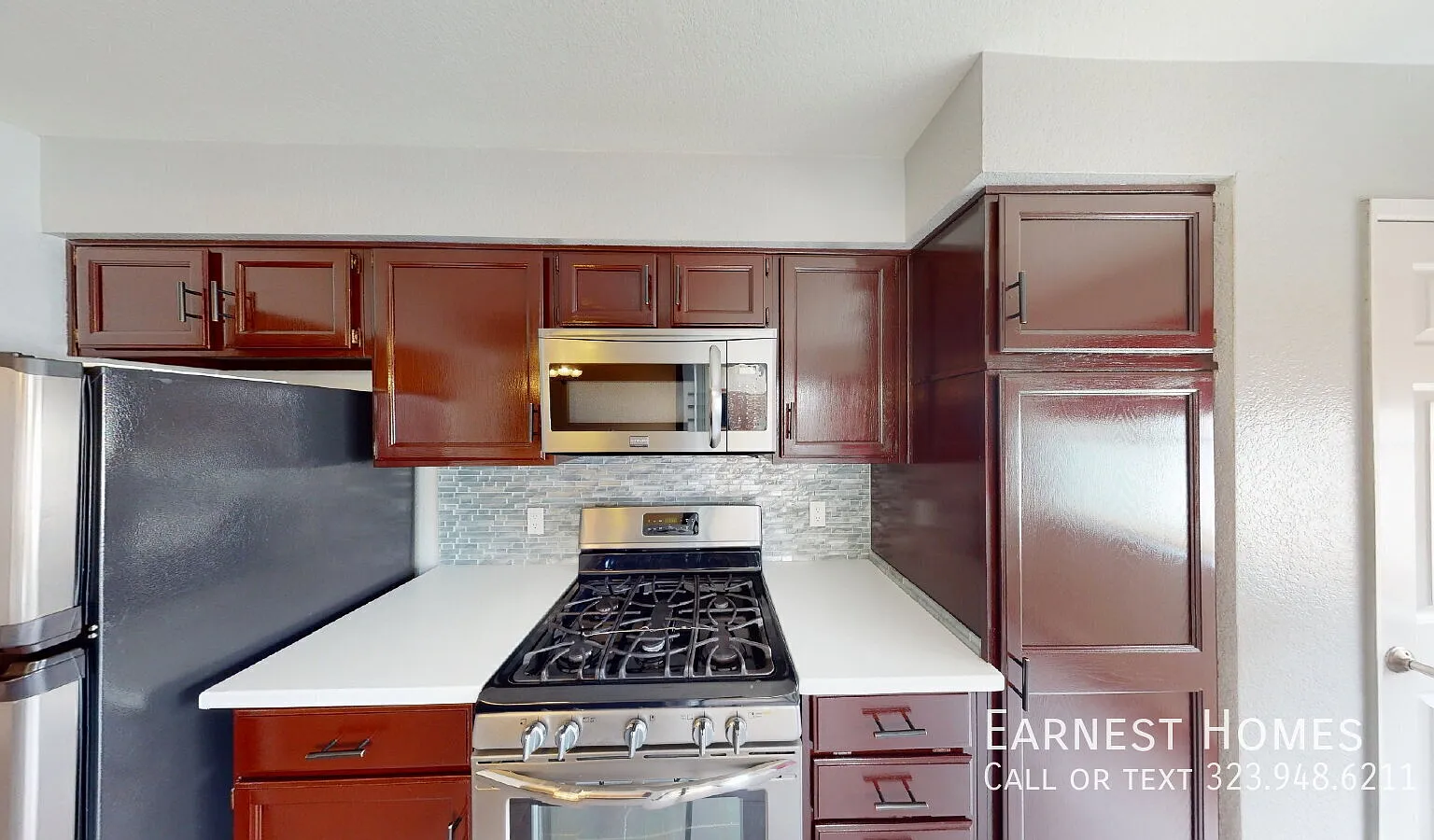 Bright Sherman Oaks Townhouse with Private Outdoor Spaces and a Two-Car Garage! — Photo 4