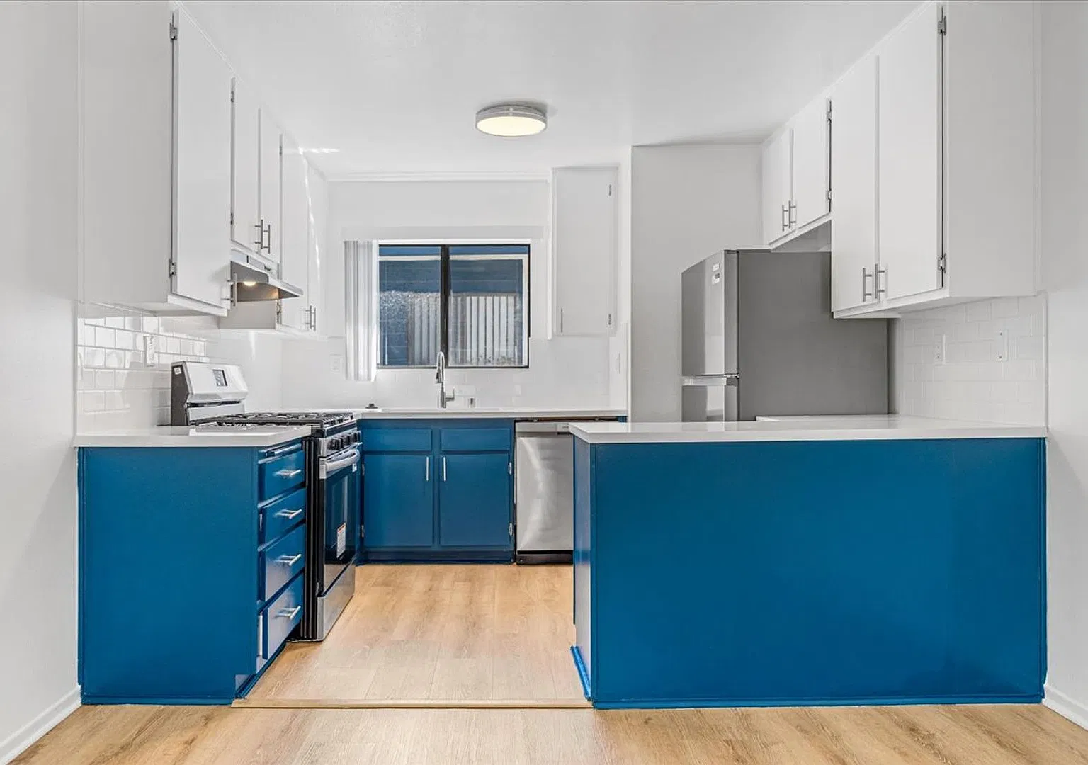 Gorgeous Top Floor Apartment | Sky High Vaulted Ceilings — Photo 3