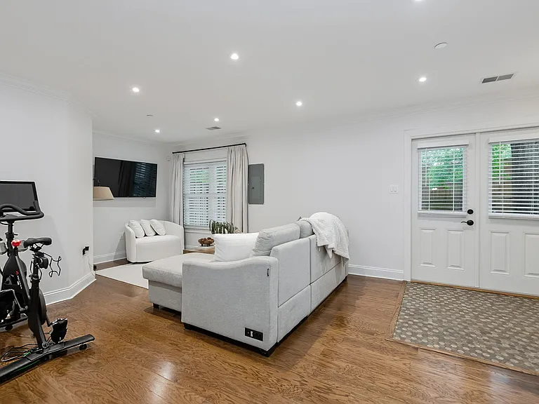 413 Clayton Ln — Photo 39